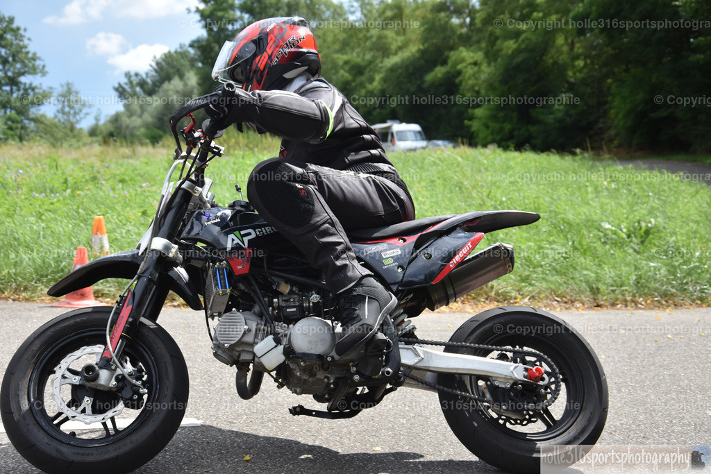 DSC_0485 | Sportfotografie , Motorsport, Motoross, Reitsport, Mointainbike, Enduro,
Landschaft , Outdoor, Eventfotografie, Landschaft, Bilder online bestellen - Realisiert mit Pictrs.com