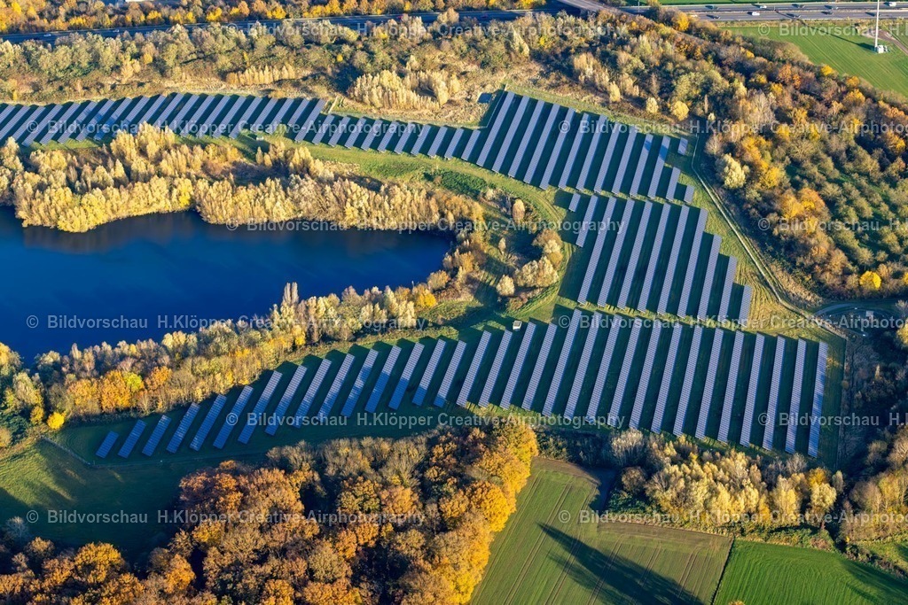 Luftbild Neukirchen-Vluyn-5715 | Luftbildfotografie Herbstliche verfärbte Vegetationsansicht Solarkraftwerk und Photovoltaik- Anlagen " Enni Solarpark " an der Andreas-Bräm-Straße in Neukirchen-Vluyn - Realisiert mit Pictrs.com