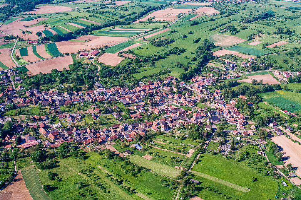 Aerial view: View of the town from the north in Preuschdorf in the state Bas-Rhin, France. – Photo: IMG_10814.jpg taken on 05/12/2008 by Werner Riehm/FLY-FOTO.com – Resolution of the original: 3456 x 2304 px