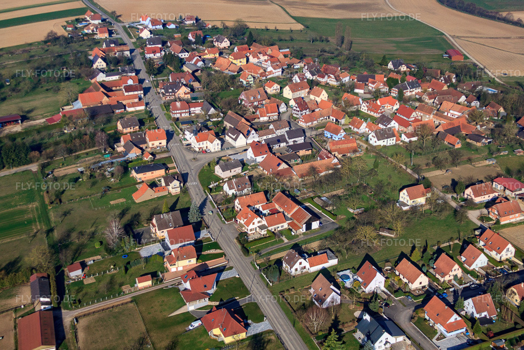 Luftbild: Rue Principale von Osten in Hoffen im Bundesland Bas-Rhin in Frankreich. – Foto: IMG_62717.jpg vom 09.03.2014 durch Werner Riehm/FLY-FOTO.de – Auflösung des Originals: 4577 x 3052 px