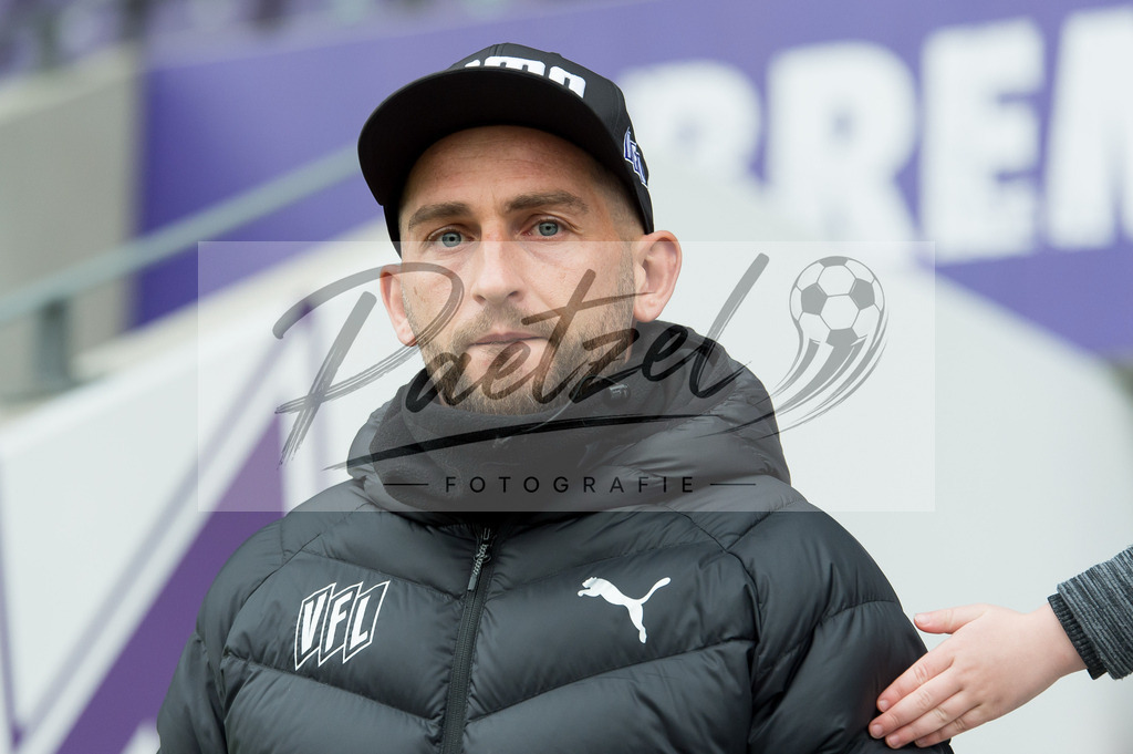 OSNTSV20211106_014 | Fussball, Herren: Marc Heider (VfL Osnabrueck) schaut bei dem Spiel der 3. Liga zwischen VfL Osnabrueck und TSV 1860 Muenchen im Stadion an der Bremer Bruecke am 06.11.2021 in Osnanbrueck, Deutschland.DFB / DFL REGULATIONS PROHIBIT ANY USE OF PHOTOGRAPHS AS IMAGE SEQUENCES AND/OR QUASI-VIDEO. - Realisiert mit Pictrs.com