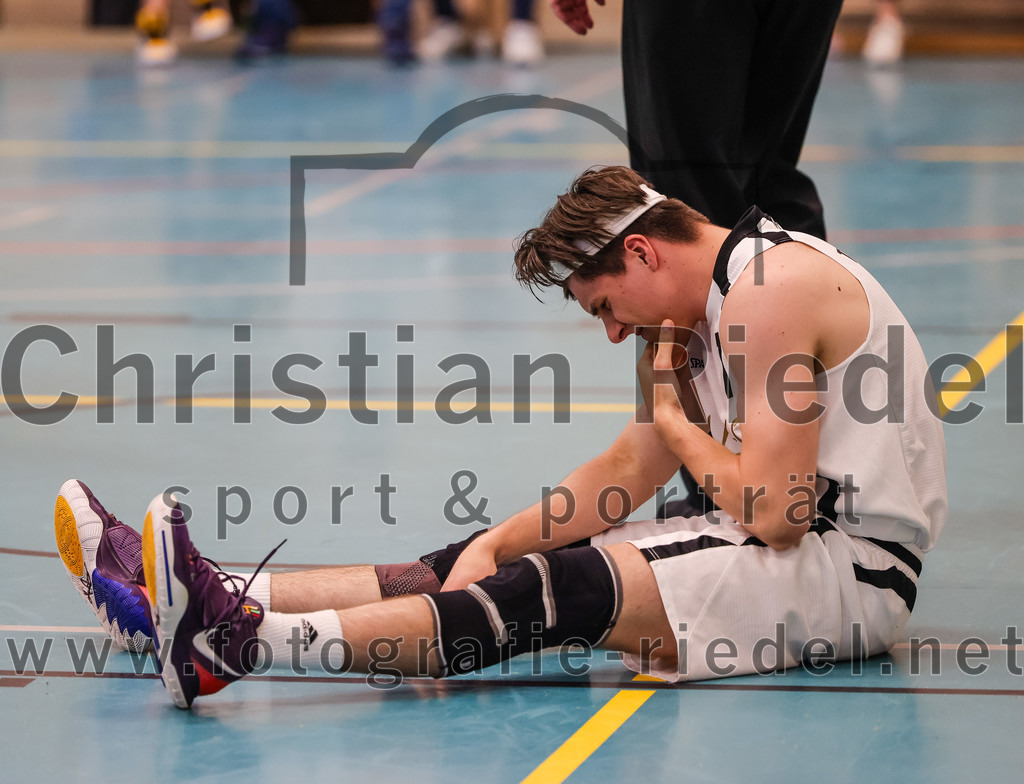 2022-05-01_088_TSV_Vaterstetten_gegen_DJK_Traunstein | Vaterstetten, Deutschland, 01.05.2022:
Basketball, Aufstiegsrunde zur Bayernliga 2021 / 2022, 5. Spieltag, TSV Vaterstetten gegen DJK Traunstein, Endergebnis: 87:79

Bastian Heckner (TSV Vaterstetten, #7)

Foto: Christian Riedel / fotografie-riedel.net