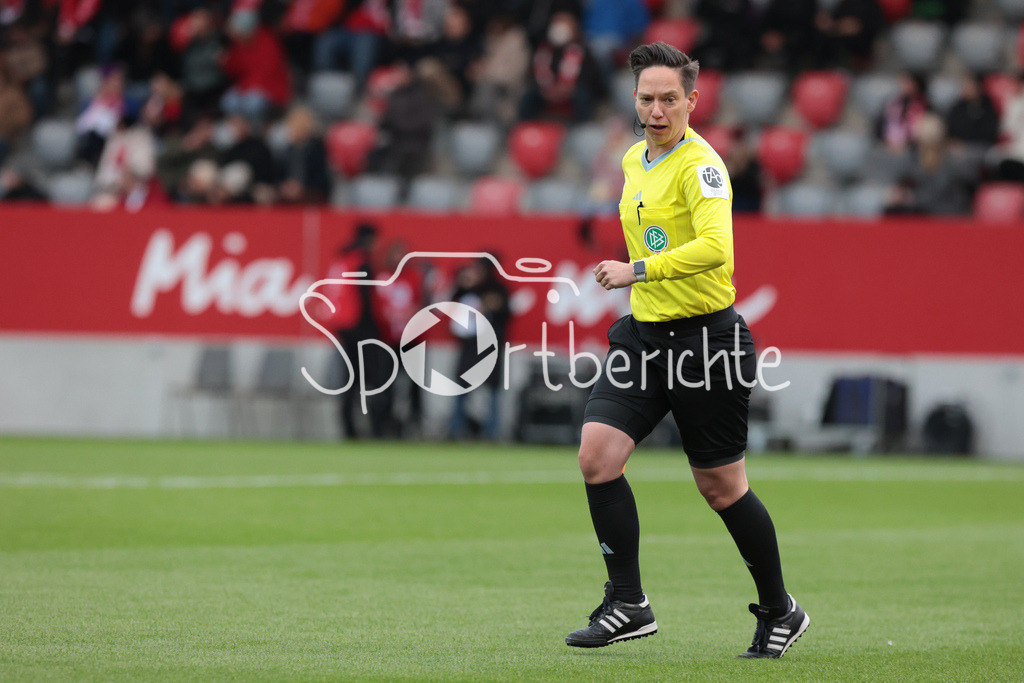 FC Bayern München Frauen - SV Werder Bremen Frauen | in Aktion Linienrichterin Alessa PLASS / Freisteller / Einzelfoto