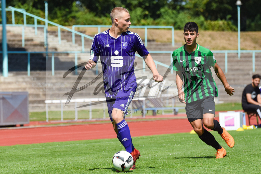20180804_OSNSCP_0021 | Fußball, A-Junioren: Henry-Thoke Uchtmann (VfL Osnabrück) in Aktion, am Ball, Einzelaktion beim Testspiel zwischen VfL Osnabrück vs. SC Preußen Münster am 04.08.2018 im Sportpark Illoshöhe in Osnabrück, Deutschland.(Foto von Nico Paetzel) - Realisiert mit Pictrs.com