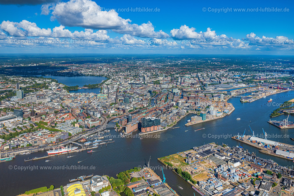Hamburg_Hafen_Panorama_ELS_2921200922 | HAMBURG 20.09.2022 Elbphilharmonie am Ufer der Elbe in Hamburg. Das Konzerthaus- Gebäude im Stadtteil Hamburg-HafenCity befindet sich am Ufer der Elbe der Hansestadt. Weiterführende Informationen bei: BGT Bischoff Glastechnik AG,  Drees & Sommer SE,  Herzog & de Meuron,  Höhler+Partner Architekten PartGmbB,  IBB GmbH - Ingenieurbüro für Brandschutz von Bauarten,  Ingenieurbüro Dr. Siebert Büro für Bauwesen,  Quantum Immobilien AG,  ReGe Hamburg Projekt-Realisierungsgesellschaft mbH. // The Elbe Philharmonic Hall on the river bank of the Elbe in Hamburg. Further information at: BGT Bischoff Glastechnik AG,  Drees & Sommer SE,  Herzog & de Meuron,  Hoehler+Partner Architekten PartGmbB,  IBB GmbH - Ingenieurbuero fuer Brandschutz von Bauarten,  Ingenieurbuero Dr. Siebert Buero fuer Bauwesen,  Quantum Immobilien AG,  ReGe Hamburg Projekt-Realisierungsgesellschaft mbH. Foto: Martin Elsen