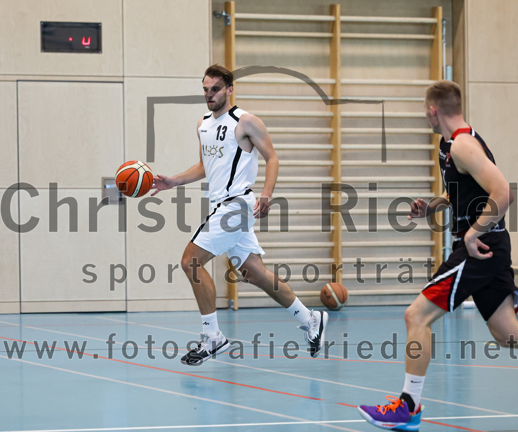 2022-10-16_026_TSV_Vaterstetten_gegen_Baskets_Vilsbiburg_2 | Vaterstetten, Deutschland, 16.10.2022:
Basketball, Bayernliga Herren Südost 2022 / 2023, 1. Spieltag, TSV Vaterstetten gegen Baskets Vilsbiburg 2, Endergebnis: 83:64

Konstantin Huber (TSV Vaterstetten, #13), T. Berger (Baskets Vilsbiburg, #12)

Foto: Christian Riedel / fotografie-riedel.net