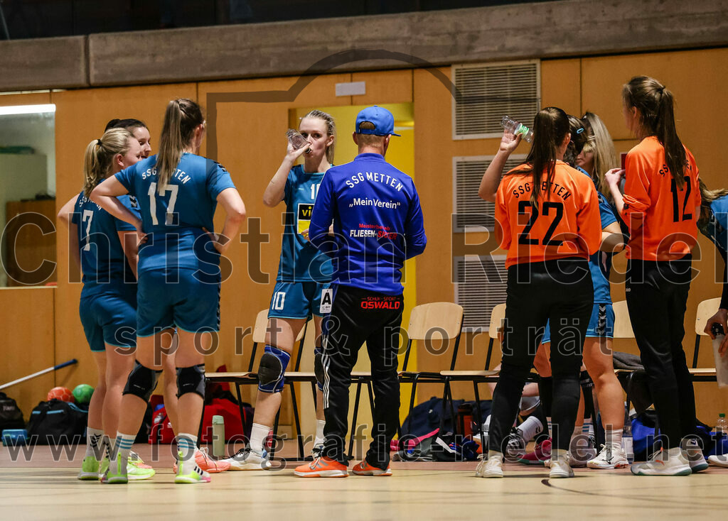 2024-02-24_071_SpVgg_Altenerding_gegen_SSG_Metten_Frauen | Erding, Deutschland, 24.02.2024:
Handball, Bezirksoberliga Frauen Altbayern 2023 / 2024, 15. Spieltag, SpVgg Altenerding gegen SSG Metten, Endergebnis: 32:28

Alexandra Baumann (SSG Metten, #7), Alexandra Venus (SSG Metten, #17), Lena Steininger (SSG Metten, #10), Trainer Manuel Schwab (SSG Metten), Antonia Holmer (SSG Metten, #22), Tanja Kraus (SSG Metten, #12)

Foto: Christian Riedel / fotografie-riedel.net