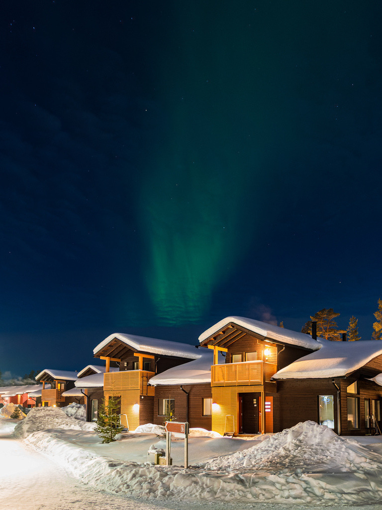 Polarlicht über Hütten im Winter in Kuusamo, Finnland | Polarlicht über Hütten im Winter in Kuusamo, Finnland.