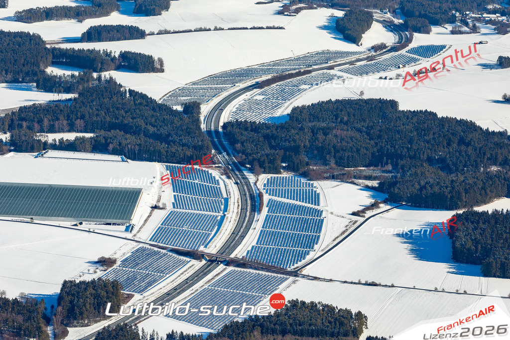 aktuelles Luftbild von Photovoltaik-anlage Autobahn  - Luftaufnahme wurde 2019 von https://frankenair.de mittels Flugzeug (keine Drohne) erstellt.