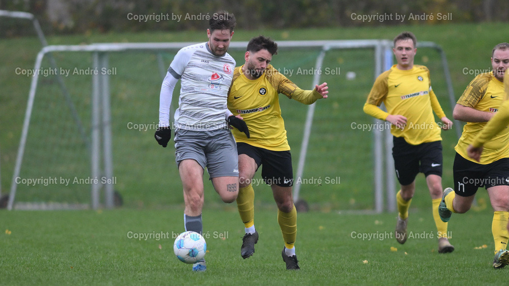 Wiker SV vs TSG Concordia Schönkirchen | Nico Otto (Wiker SV #9) / Aaron Laydorff (TSG #7) - Fußball-Verbandsliga Ost Männer 2024/2025 / Wiker SV vs TSG Concordia Schönkirchen / Suchsdorfer Weg 68, Sportzentrum Platz 4 / 24119 Kronshagen / 16.11.24 - Realisiert mit Pictrs.com