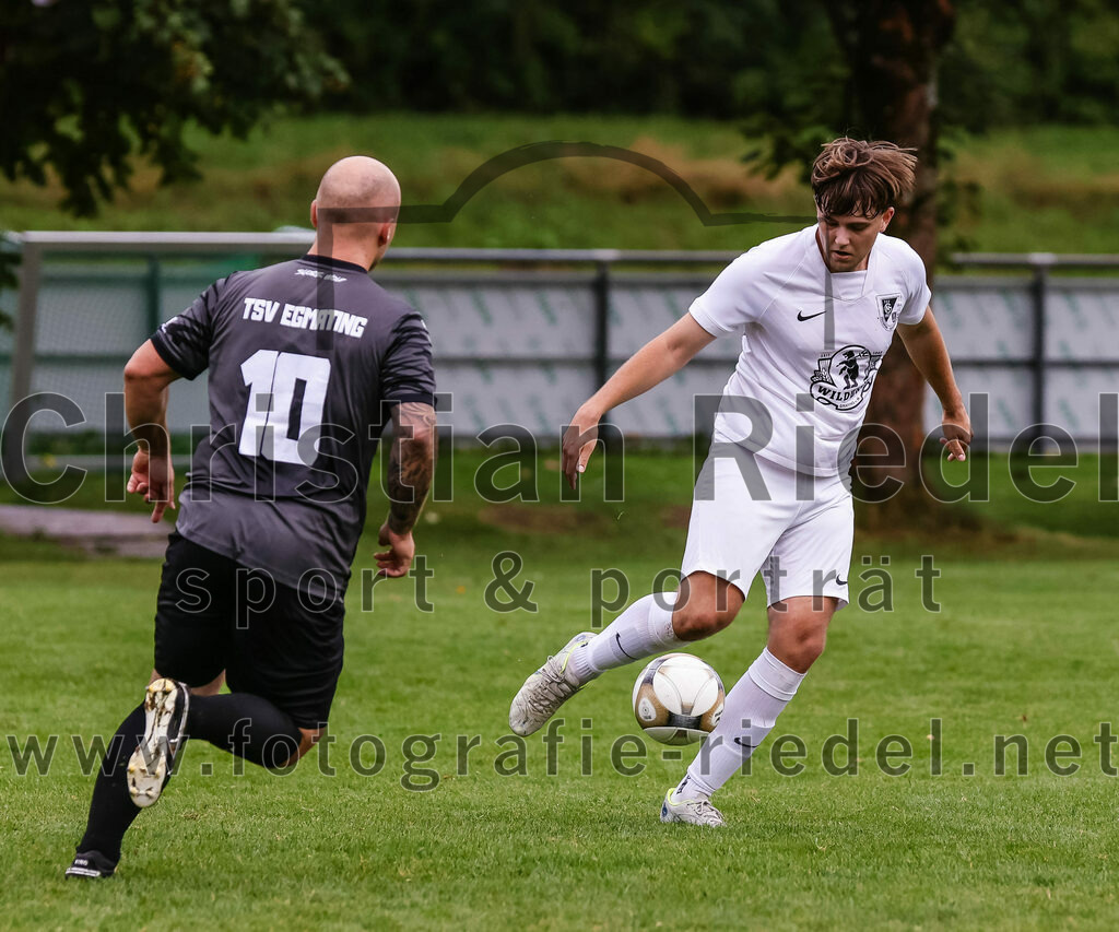 2023-08-27_072_TSV_Egmating_II_gegen_SG_Grasbrunn-Haar_II | Egmating, Deutschland, 27.08.2023:
Fußball, B-Klasse 2023 / 2024, 2. Spieltag, TSV Egmating II gegen (SG) Grasbrunn / Haar II, Endergebnis: 1:2

Hendrik Schlich (TSV Egmating, #10), Dennis Soyer ((SG) Grasbrunn / Haar II, #19)

Foto: Christian Riedel / fotografie-riedel.net