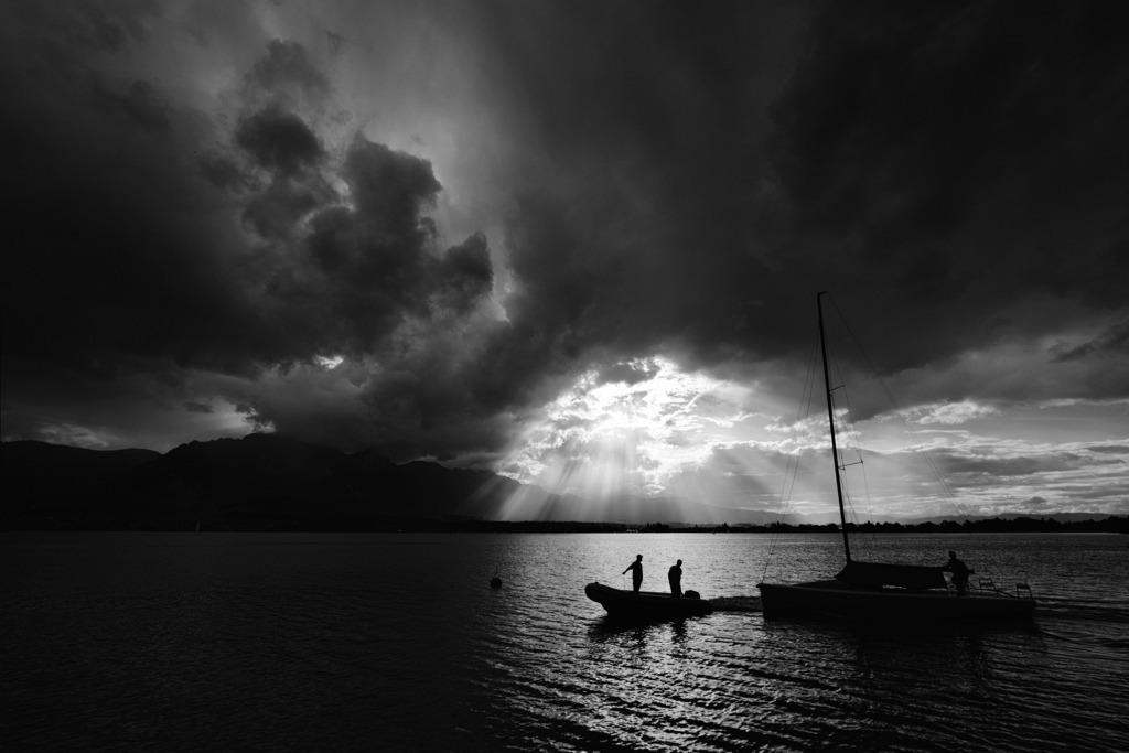 Spotlight | Die Sonne bricht durch die Wolkendecke und wirft ein Spotlicht auf eine Szene auf dem Thunersee. 
-----------------------------------------------
The sun breaks through the cloud cover and casts a spotlight on a scene on Lake Thun.
-----------------------------------------------
Dieser Druck ist in einer limitierten Auflage von 10 Exemplaren erhältlich. 
This print is available in a limited edition of 10 copies. 
http://art.hess.photography/6-spotlight.html - Realisiert mit Pictrs.com