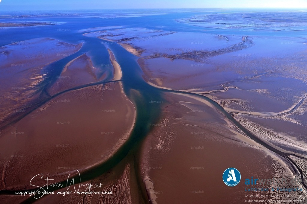 Fahrrinne und Priele - Hamburger Hallig - Pellworm - Hallig Gröde | Fahrrinne und Priele zwischen Hamburger Hallig und Hallig Gröde - Die Fahrrinne selbst ist Teil der nautischen Infrastruktur, die den Verkehr zwischen den Halligen und der Insel Pellworm sowie dem Festland regelt. Pellworm ist über die Fähre MS "PELLWORM I" vom Hafen Strucklahnungshörn auf Nordstrand erreichbar, wobei die Fähre direkt am Fähranleger anlegt.