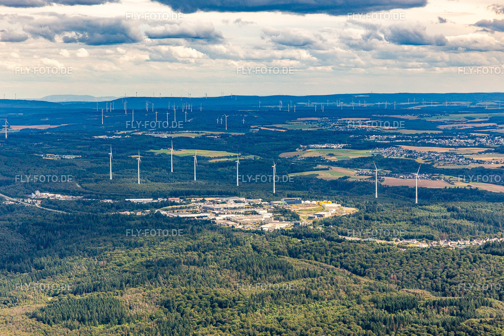 Industriepark Boppard Hellerwald mit Windpark | Luftbild: Industriepark Boppard Hellerwald mit Windpark in Kratzenburg im Bundesland Rheinland-Pfalz in Deutschland. Foto: IMG_142117.jpg vom 07.07.2024 durch ©2025 Werner Riehm fly-foto.de/copyright - Realisiert mit Pictrs.com