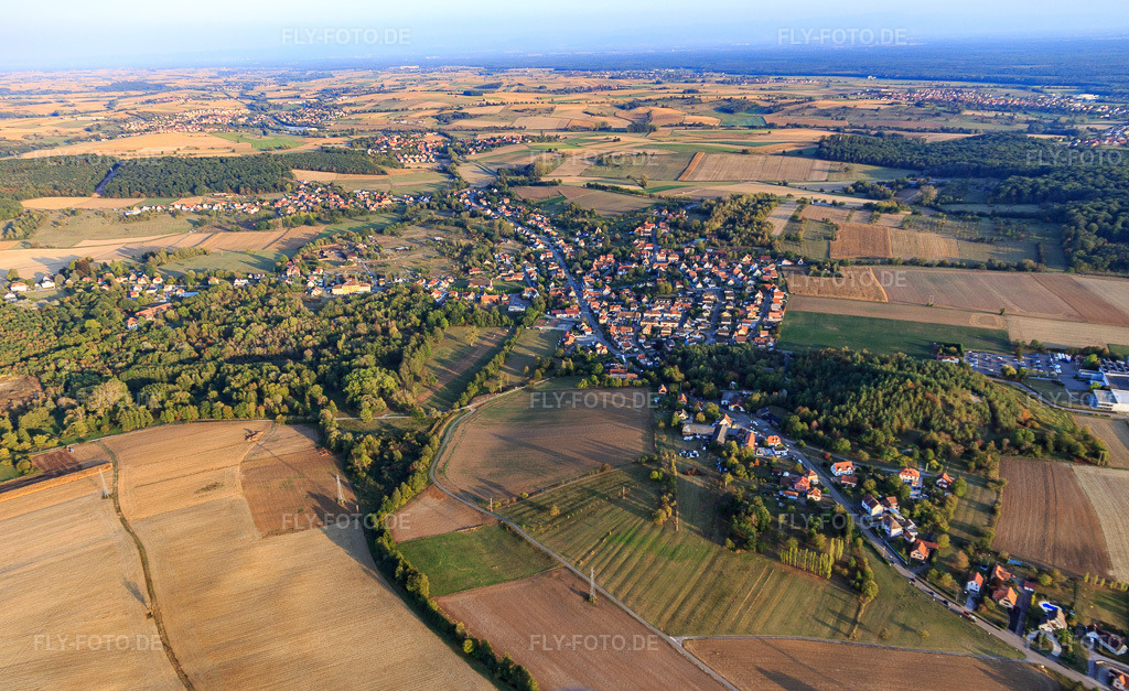 Luftbild: Ortsansicht von Westen in Merkwiller-Pechelbronn im Bundesland Bas-Rhin in Frankreich. – Foto: IMG_123268.jpg vom 30.09.2020 durch Werner Riehm/FLY-FOTO.de – Auflösung des Originals: 5356 x 3278 px