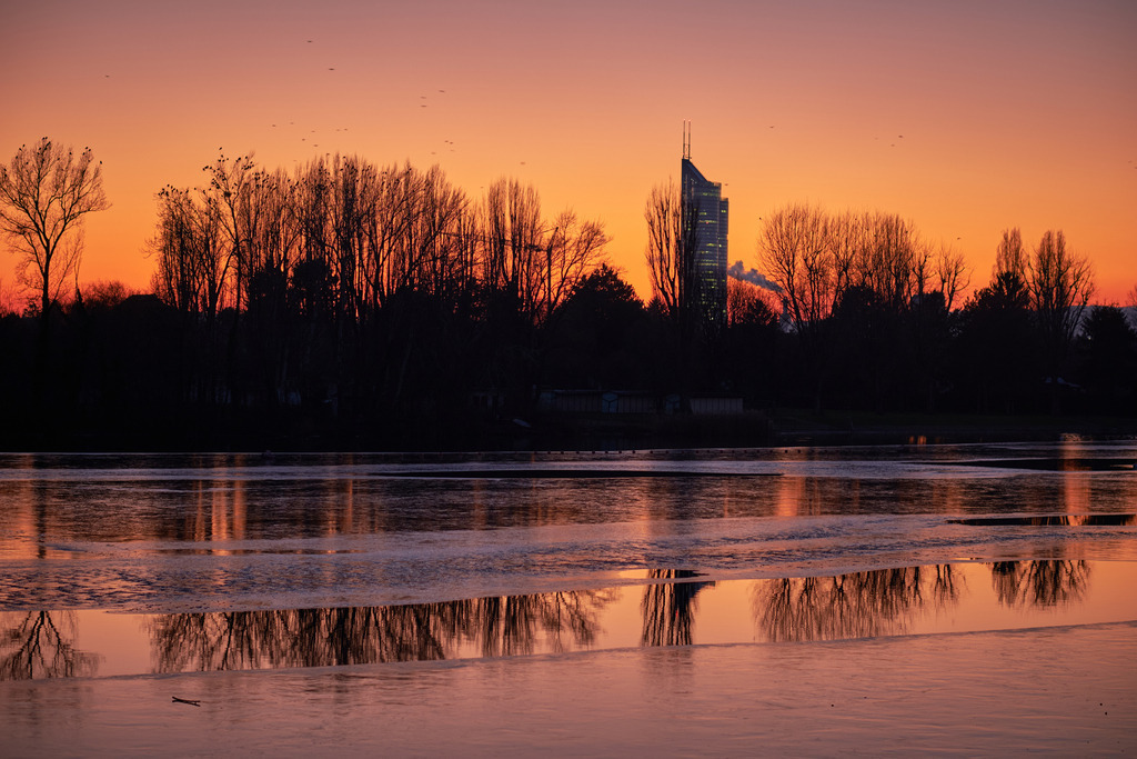 Sonnenuntergang an der Alten Donau | Wien, Austria - January 11, 2021: Sonnenuntergang an der Alten Donau mit Blick auf den Millenniums Tower. - Realisiert mit Pictrs.com