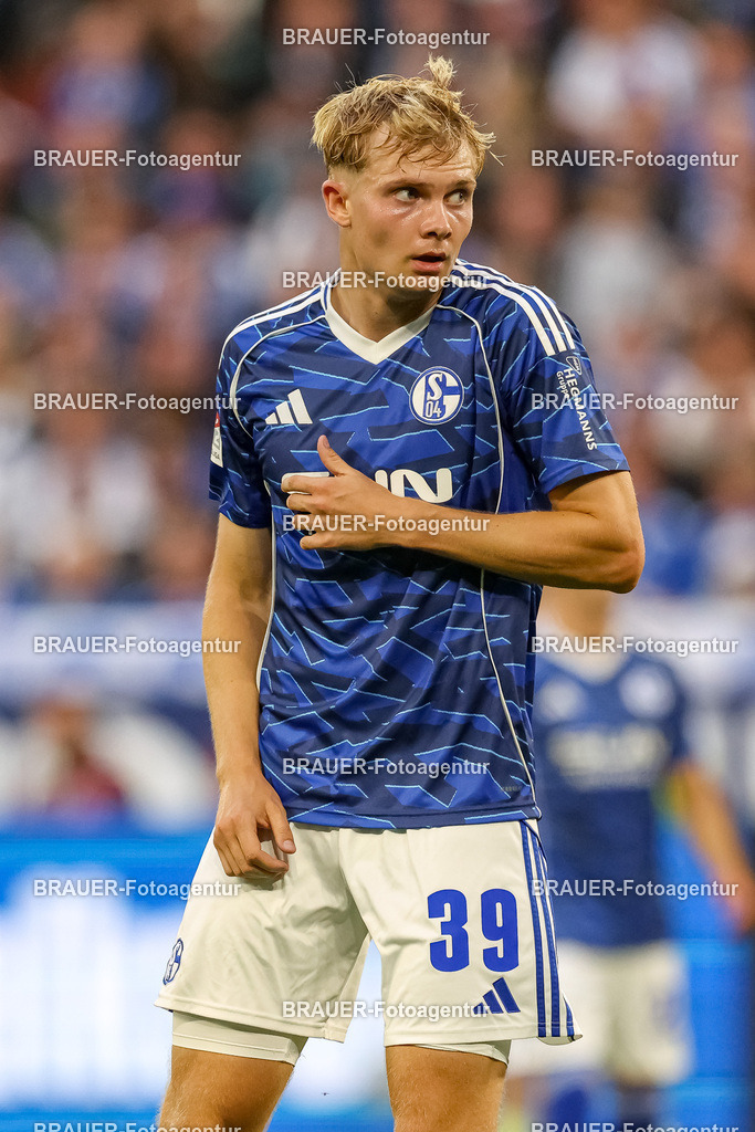 1_S04BER_20250801_0832.JPG -  - FC Schalke 04 - Hertha BSC Berlin - 2. Bundesliga | Gelsenkirchen, Deutschland, 01.08.25: Peter Remmert (FC Schalke 04) schaut waehrend des Spiels der 2. Bundesliga zwischen FC Schalke 04 - Hertha BSC Berlin in der Veltins-Arena am 01. August 2025 in Gelsenkirchen, Deutschland. (Foto von Stefan Brauer/Brauer-Fotoagentur)DFB/DFL REGULATIONS PROHIBIT ANY USE OF PHOTOGRAPHS AS IMAGE SEQUENCES AND/OR QUASI-VIDEO.