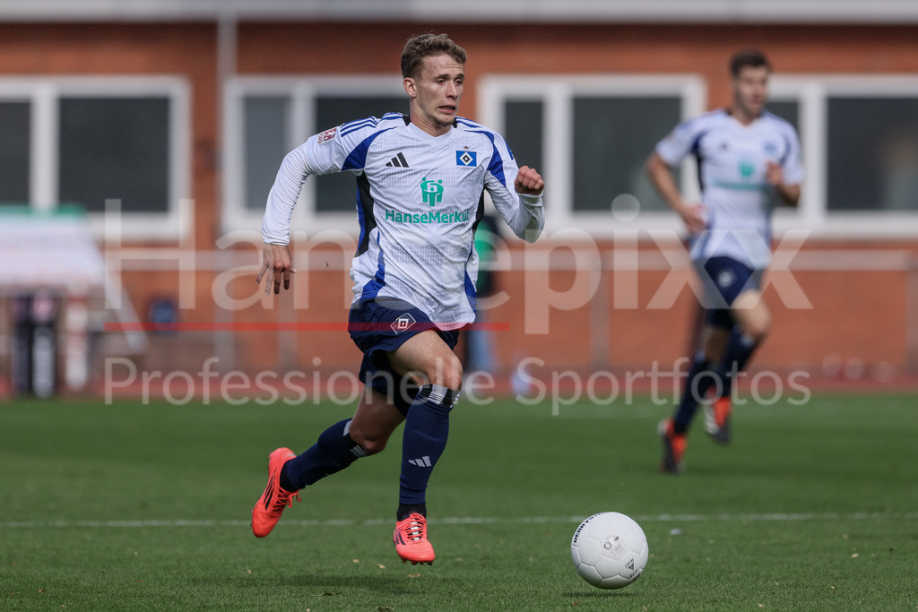 Fussball, Regionalliga Nord, SV Werder Bremen II - Hamburger SV II | v.li: Anssi Suhonen (Hamburger SV II, 7) am Ball, Einzelbild, Ganzkörper, Aktion, Action, Spielszene