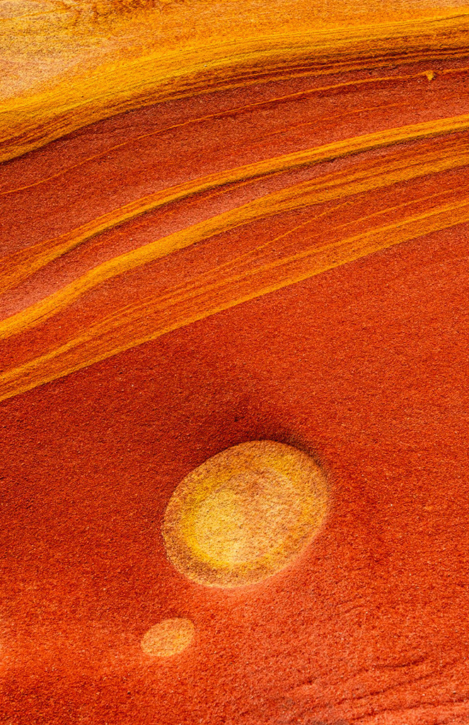 Sandstein  | Triptychon Jaizkibel I - 1 | Best. Nr. e_2025_09_1052 | Farben und Formen in Rottönen | Sandstein an der Küste des Baskenlandes - Realisiert mit Pictrs.com