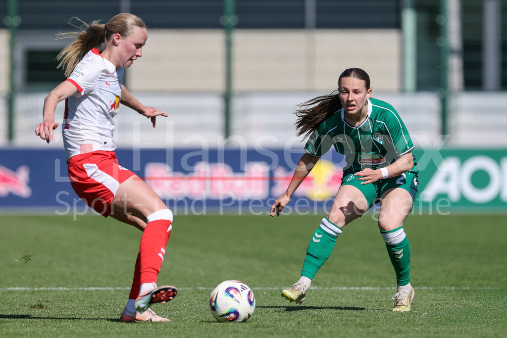 Fussball, Google Pixel Frauen-Bundesliga, RB Leipzig - SV Werder Bremen | v.li.: Nikoline Dudek (RB Leipzig, 24) und Chiara D Angelo (SV Werder Bremen, 2) im Zweikampf, Duell, Dynamik, Aktion, Action, Spielszene, DIE DFB-RICHTLINIEN UNTERSAGEN JEGLICHE NUTZUNG VON FOTOS ALS SEQUENZBILDER UND/ODER VIDEOÄHNLICHE FOTOSTRECKEN. DFB REGULATIONS PROHIBIT ANY USE OF PHOTOGRAPHS AS IMAGE SEQUENCES AND/OR QUASI-VIDEO.