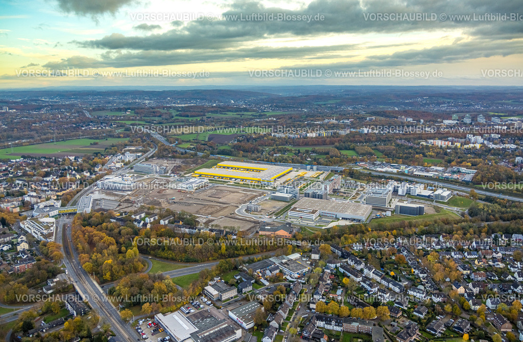 Bochum231102420 | Luftbild, Großbaustelle Mark 51/7, O-Werk Campus und Neubau Wissenschafts- und Technologiequartier, ehemaliges Opel Areal an der Autobahn A448 und Bundesstraße B226 Wittener Straße, DHL Logistik, Wohngebiet Hustadt und Waldstück mit herbstlichen Laubbäumen, Fernsicht mit Wolkenhimmel Ortsansicht Bochum Laer, Bochum, Ruhrgebiet, Nordrhein-Westfalen, Deutschland