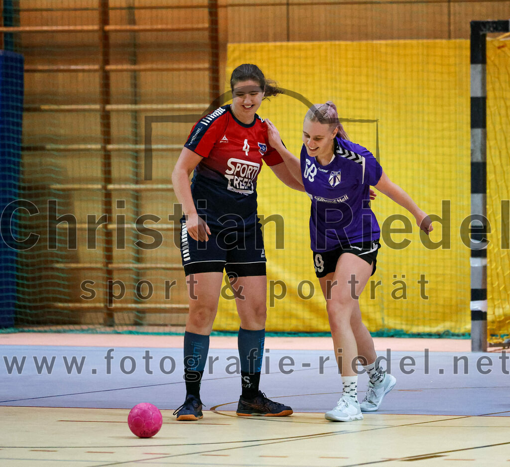 2022-11-19_104_SpVgg_Altenerding_gegen_HC_Donau-Paar | Erding, Deutschland, 19.11.2022:
Handball, Bezirksoberliga Frauen Altbayern 2022 / 2023, 5. Spieltag, SpVgg Altenerding gegen HC Donau/Paar, Endergebnis: 22:33

Simone Jens (HC Donau/Paar, #4), Selina Becker (SpVgg Altenerding, #69)

Foto: Christian Riedel / fotografie-riedel.net
