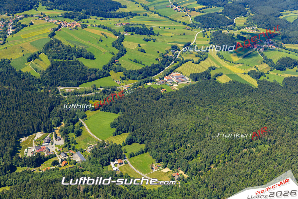 Aktuelles Luftbild von Hochdorf Bischofsmais - Die Luftaufnahme wurde 2022 mittels UL-Flugzeug erstellt ( keine Drohne ) - hochauflösende Kamera-Systeme von  Canon -Beste Qualität - Für grossformatige Ausdrucke geeignet. Die Geschenkidee !