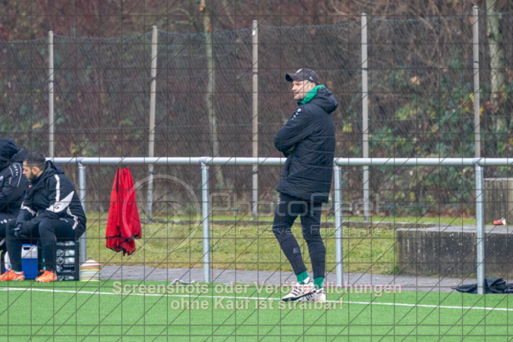 20251130_145903_0195 | #,KSG Eislingen (grün) vs. FTSV Kuchen (weiß), Fussball, Kreisliga A3 - Bezirk Neckar/Fils, 15. Spieltag, Saison 2025/2026, Kunstrasensportplatz am Eichenbach, Haldenstraße, 73054 Eislingen, 30.11.2025 - 14:30 Uhr,Foto: PhotoPeet-Sportfotografie/Peter Harich