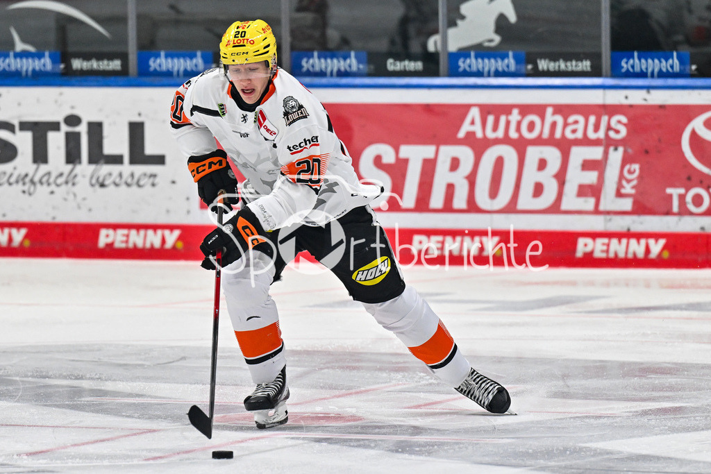 Augsburger Panther - Löwen Frankfurt | am Puck Fabio KOSE (Löwen Frankfurt 20) hen den Augsburger Panthern und den Löwen Frankfurt am 8. Spieltag der Penny DEL im Curt Frenzel Stadion am 19.10.2025