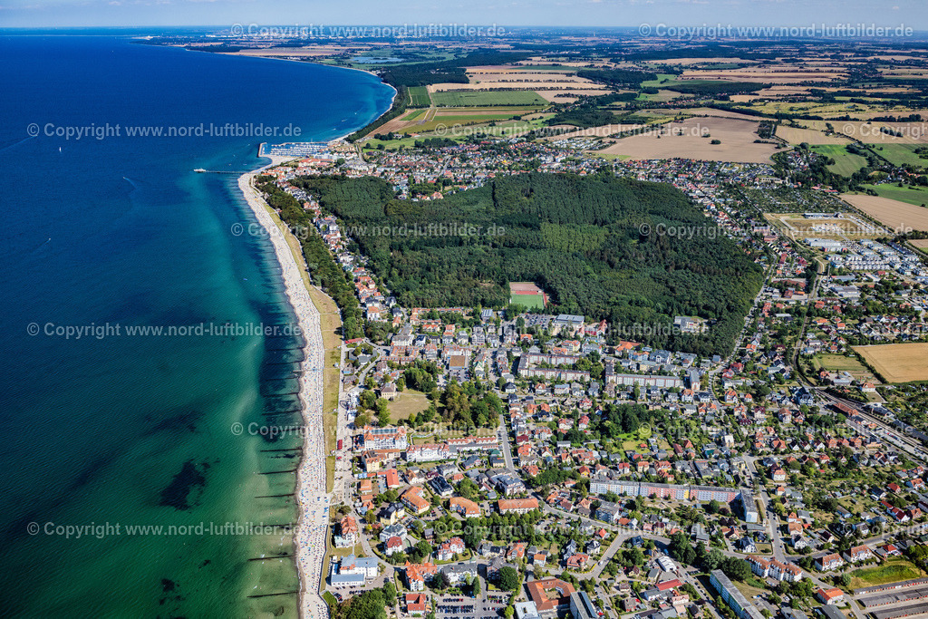 Kühlungsborn_ELS_9162100822 | OSTSEEBAD KüHLUNGSBORN 10.08.2022 Ortsansicht an der Meeres-Küste der Ostsee in Kühlungsborn im Bundesland Mecklenburg-Vorpommern, Deutschland. Weiterführende Informationen bei: Tourismus, Freizeit & Kultur GmbH. // Town view on the sea coast of the Baltic Sea in Kuehlungsborn in the state Mecklenburg - Western Pomerania, Germany. Further information at: Tourismus, Freizeit & Kultur GmbH. Foto: Martin Elsen
