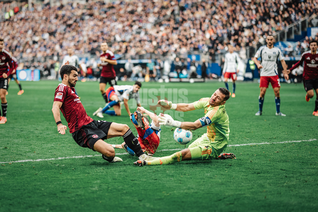 Fußball | Männer | Saison 2024/2025 | 2. Fußball-Bundesliga | 11. Spieltag | Hamburger SV vs. 1. FC Nürnberg | 03.11.2024 | v.l. Mahir Emreli (#30, 1. FC Nürnberg) gegen Daniel Heuer Fernandes (#1, HSV) Parade