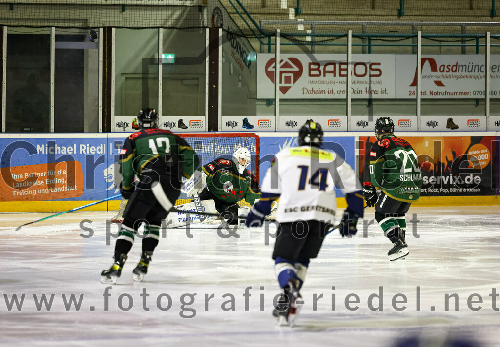 2022-11-26_017_TSV_Erding_gegen_ESC_Geretsried | Erding, Deutschland, 26.11.2022:
Eishockey, Bayernliga U20 2022 / 2023, xx. Spieltag, TSV Erding gegen ESC Geretsried, Endergebnis: 5:3

Torwart Nico Wimmer (Erding Gladiators, #30)

Foto: Christian Riedel / fotografie-riedel.net