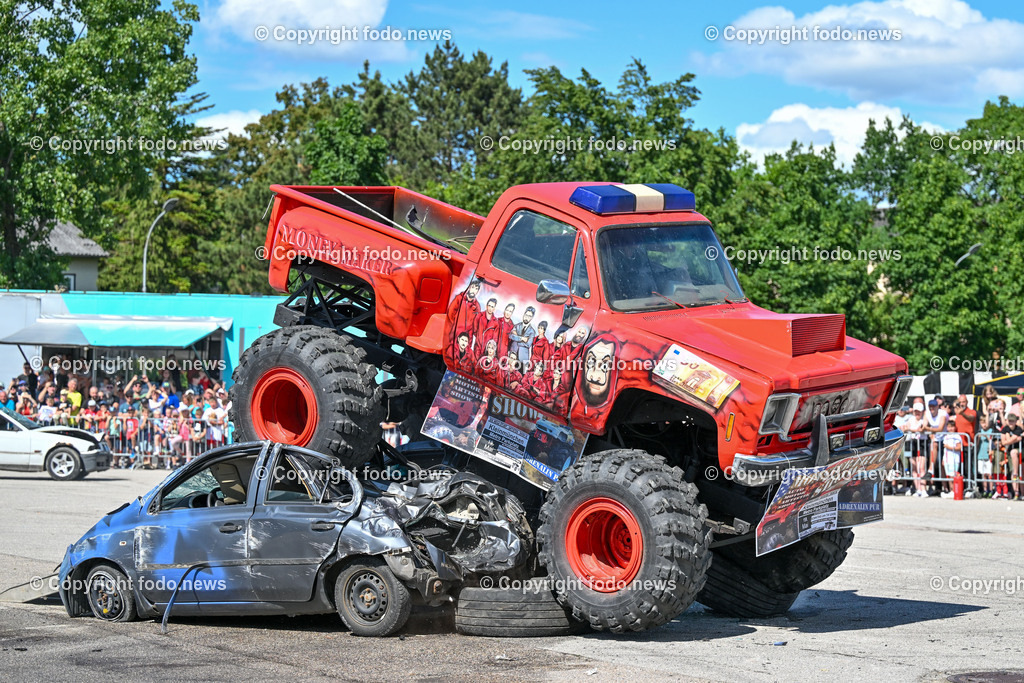 Linz_ Autostunt_ Monstertruck_ Show_ 20.05.2024-48 | 20.05.2024, Linz, AUT, Stuntshow, im Bild Linz, Autostunt, Monstertruck, Show, Schrottauto, Stuntman, Motor, Artistik, Ueberschlag, Feuershow, Zuschauer