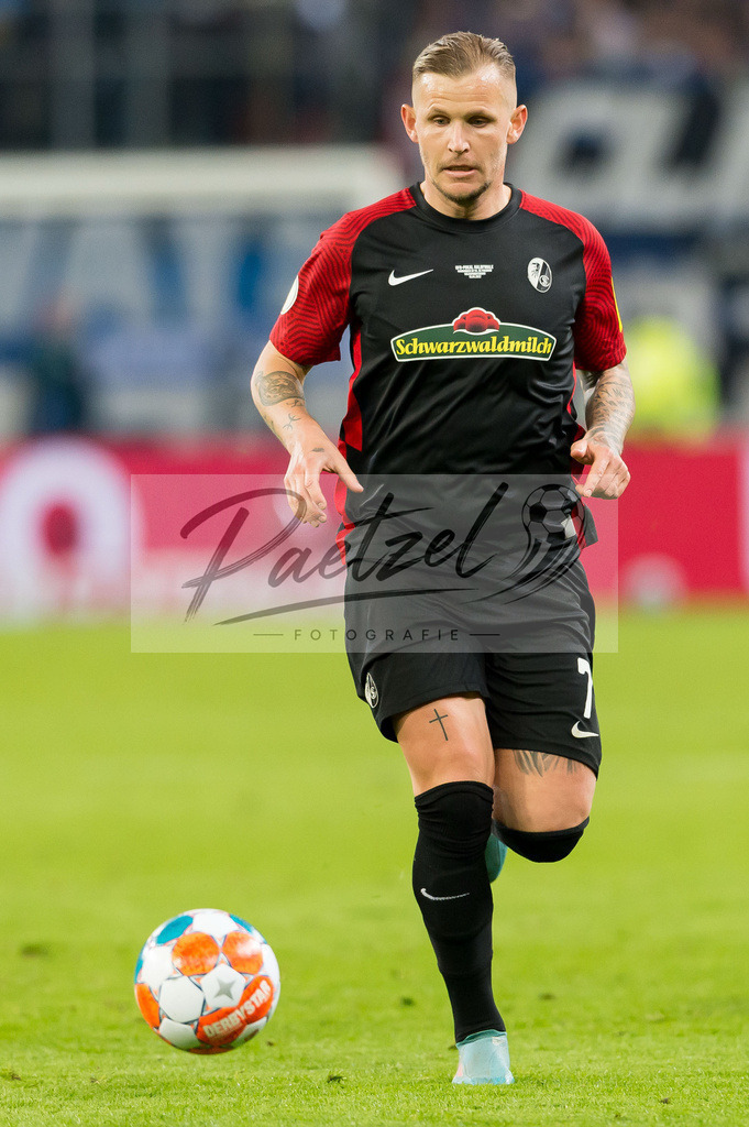 HSVSCF20220419_353 | Fussball, Herren: Jonathan Schmid (SC Freiburg) in Aktion, am Ball, Einzelaktion beim DFB-Pokal-Halbfinalspiel zwischen Hamburger SV und SC Freiburg im Volksparkstadion am 19.04.2022 in Hamburg, Deutschland.DFB / DFL REGULATIONS PROHIBIT ANY USE OF PHOTOGRAPHS AS IMAGE SEQUENCES AND/OR QUASI-VIDEO. - Realisiert mit Pictrs.com