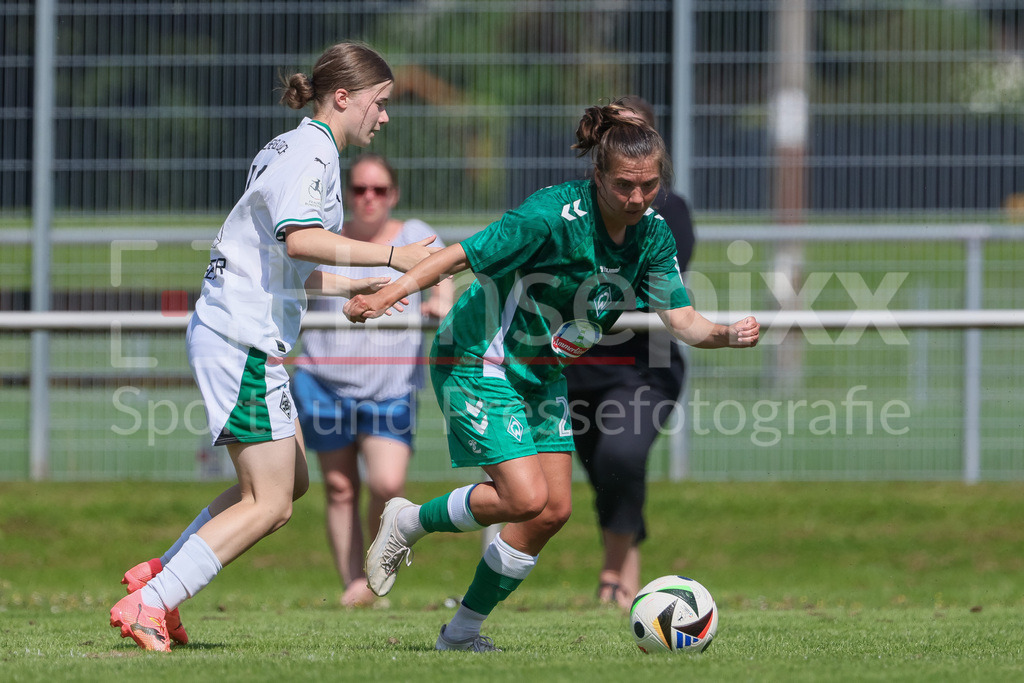 Fussball, Testspiel Frauen, Borussia Mönchengladbach - SV Werder Bremen | v.li.: Chiara Rösener (Borussia Mönchengladbach, 16) und Rieke Dieckmann (SV Werder Bremen, 22) im Zweikampf, Duell, Dynamik, Aktion, Action, Spielszene