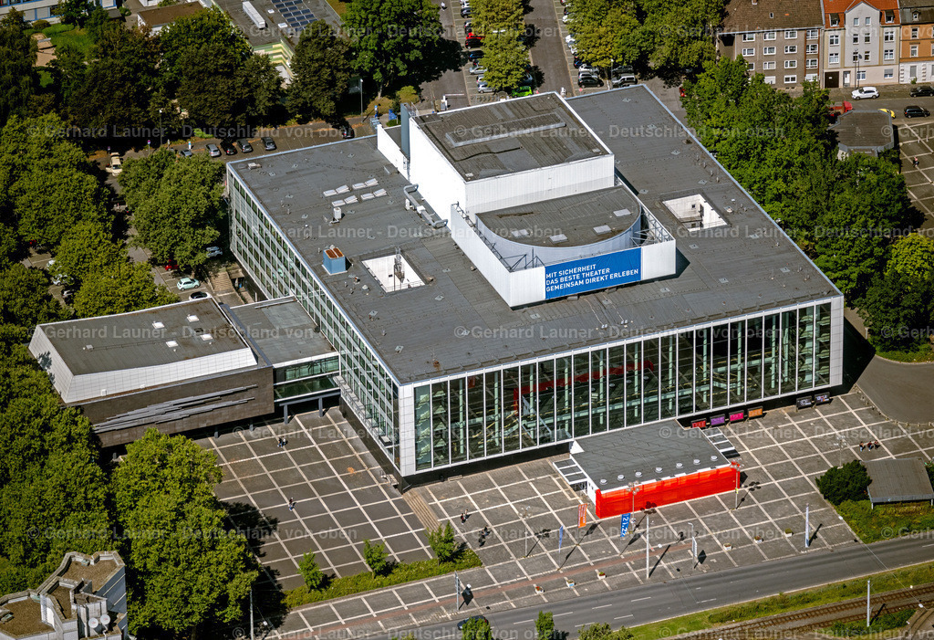 4049984 | Das Musiktheater im Revier (MiR) am Kennedyplatz in Gelsenkirchen-Schalke gilt als einer der bedeutendsten Theaterbauten der Nachkriegszeit. Der Komplex mit zwei Spielstätten, dem Großen und dem Kleinen Haus, wurde am 15. Dezember 1959,eröffnet[1] und ist seitdem Aufführungsort von Opern, Musicals, Sinfoniekonzerten und Tanzaufführungen der „MiR Dance Company“.