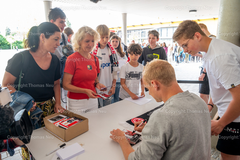 DSC_9129 | bbe, Bensheim, Goethegymnasium, Besuch von Sebastian Rode mit Fragerunden und Autogrammstunde, ,, Bild: Thomas Neu