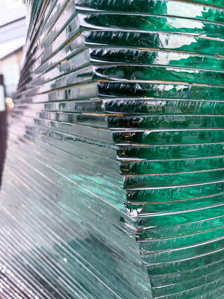 Grüne Glaskanten | Abstract Glass Texture | Abstrakte Nahaufnahme von gestapelten Glasplatten. Die geschichteten Kanten erzeugen eine faszinierende, tiefgrüne Textur mit minimalistischen Linien und eleganten Lichtbrechungen. Perfekt als moderne Wandkunst für Wohnräume und Büros. / Abstract geometric glass pattern - Realisiert mit Pictrs.com