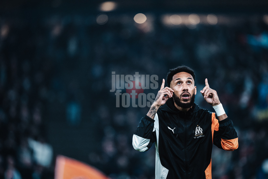 Fußball | Herren | Saison 2023/2024 | Play-Offs Europa League | FC Shakhtar Donetsk (UKR) vs. Olympique Marseille (FRA) | 15.02.2024 | Pierre-Emerick Aubameyang (#10, Olympique Marseille) vor dem Spiel mit einem Gebet