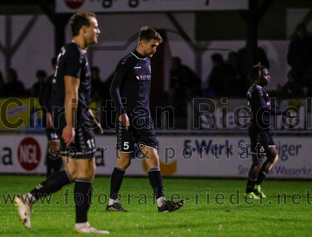 2023-11-03_009_FC_Schwaig_gegen_TuS_Holzkirchen | Oberding, Deutschland, 03.11.2023:
Fußball, Landesliga Südost 2023 / 2024, 19. Spieltag, FC Schwaig gegen TuS Holzkirchen, Endergebnis: 4:1

Mario Simak (FC Schwaig, #5)

Foto: Christian Riedel / fotografie-riedel.net