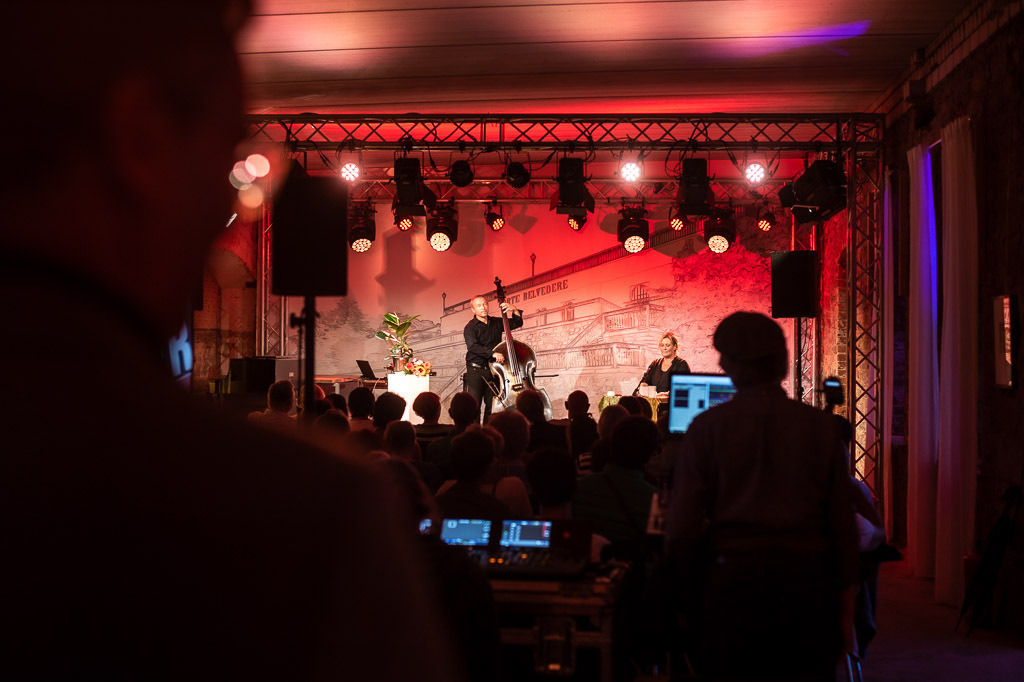 Flower Tales | Suzanne von Borsody und Kurt Holzkämper mit Lesung Flower Tales im Forte Belvedere Leisnig zum Festival Hallo Leisnig 2022. - Realisiert mit Pictrs.com