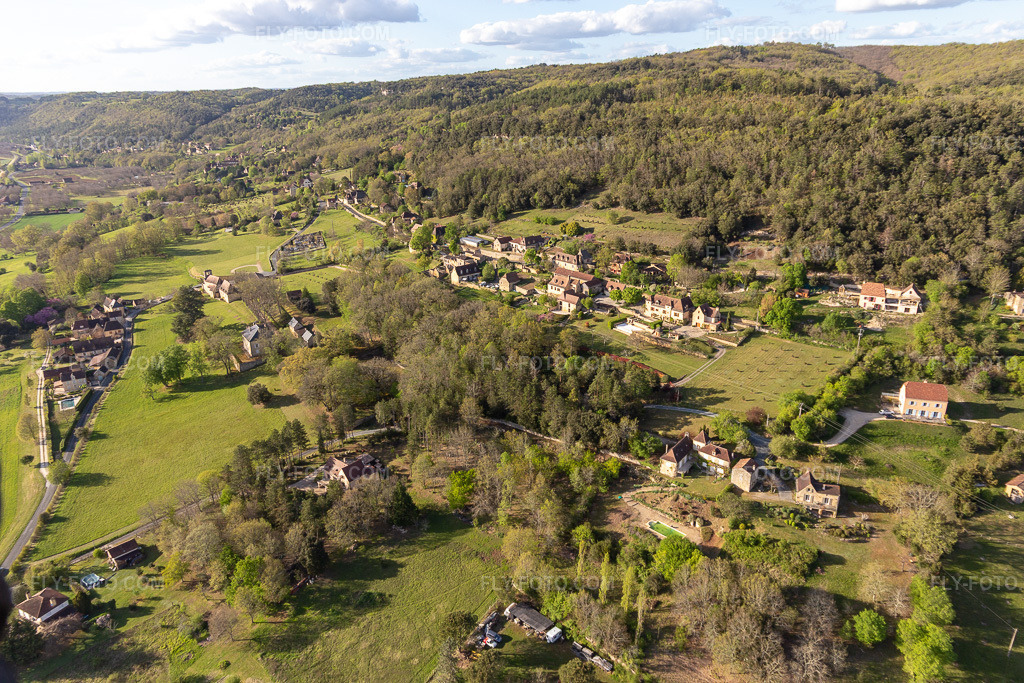 Aerial view: View of the town in Bézenac in the state Dordogne, France. – Photo: IMG_113520.jpg taken on 04/16/2019 by Werner Riehm/FLY-FOTO.com – Resolution of the original: 5472 x 3648 px