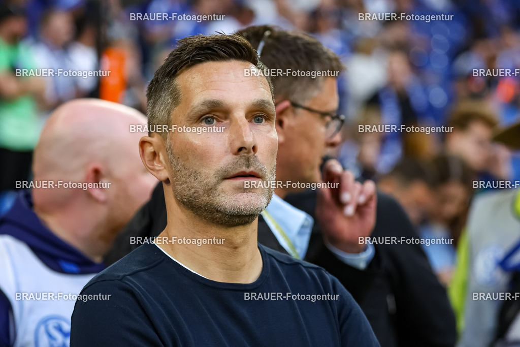 1_S04BER_20250801_0213.JPG -  - FC Schalke 04 - Hertha BSC Berlin - 2. Bundesliga | Gelsenkirchen, Deutschland, 01.08.25: Trainer Stefan Leitl (Hertha BSC Berlin) schaut waehrend des Spiels der 2. Bundesliga zwischen FC Schalke 04 - Hertha BSC Berlin in der Veltins-Arena am 01. August 2025 in Gelsenkirchen, Deutschland. (Foto von Stefan Brauer/Brauer-Fotoagentur)DFB/DFL REGULATIONS PROHIBIT ANY USE OF PHOTOGRAPHS AS IMAGE SEQUENCES AND/OR QUASI-VIDEO.