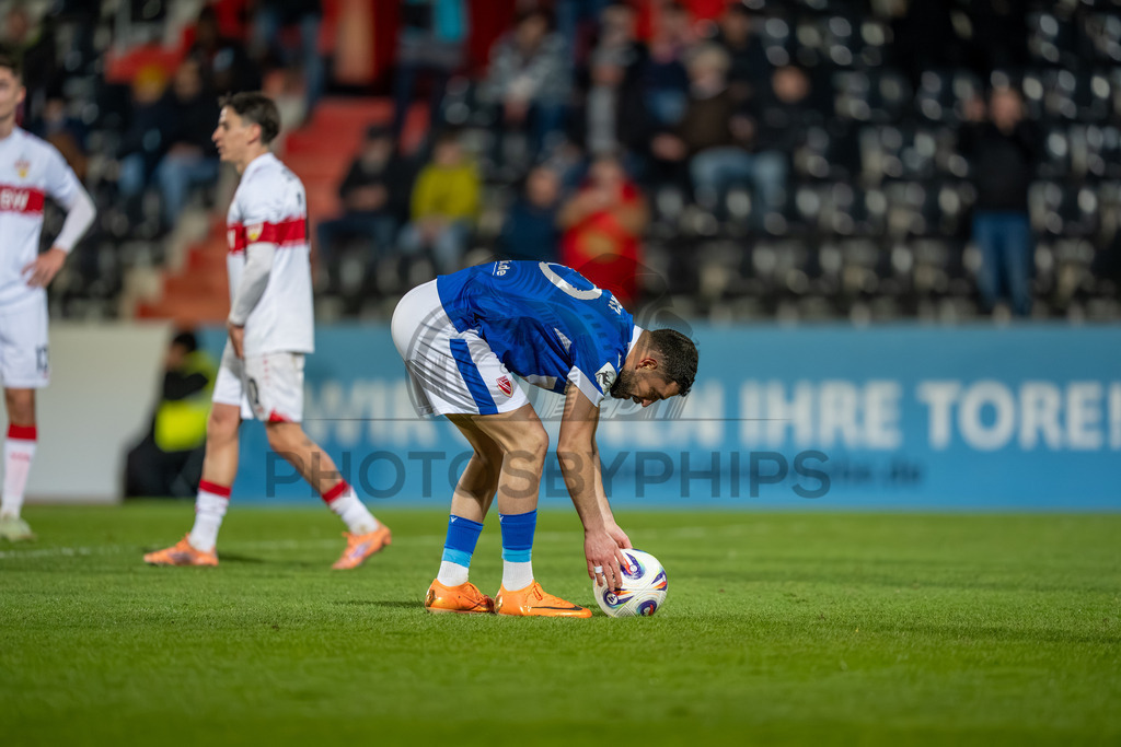 VfB Stuttgart II vs. FC Energie Cottbus, Fussball, 3.Liga, 27. Spieltag, Saison 2025/2026, 03.03.2026 | Tolcay Cigerci (FC Energie Cottbus, #10) am Elfmeterpunkt,VfB Stuttgart II vs. FC Energie Cottbus, Fussball, 3.Liga, 27. Spieltag, Saison 2025/2026, 03.03.2026Foto: photosbyphips/Philip Ziegler