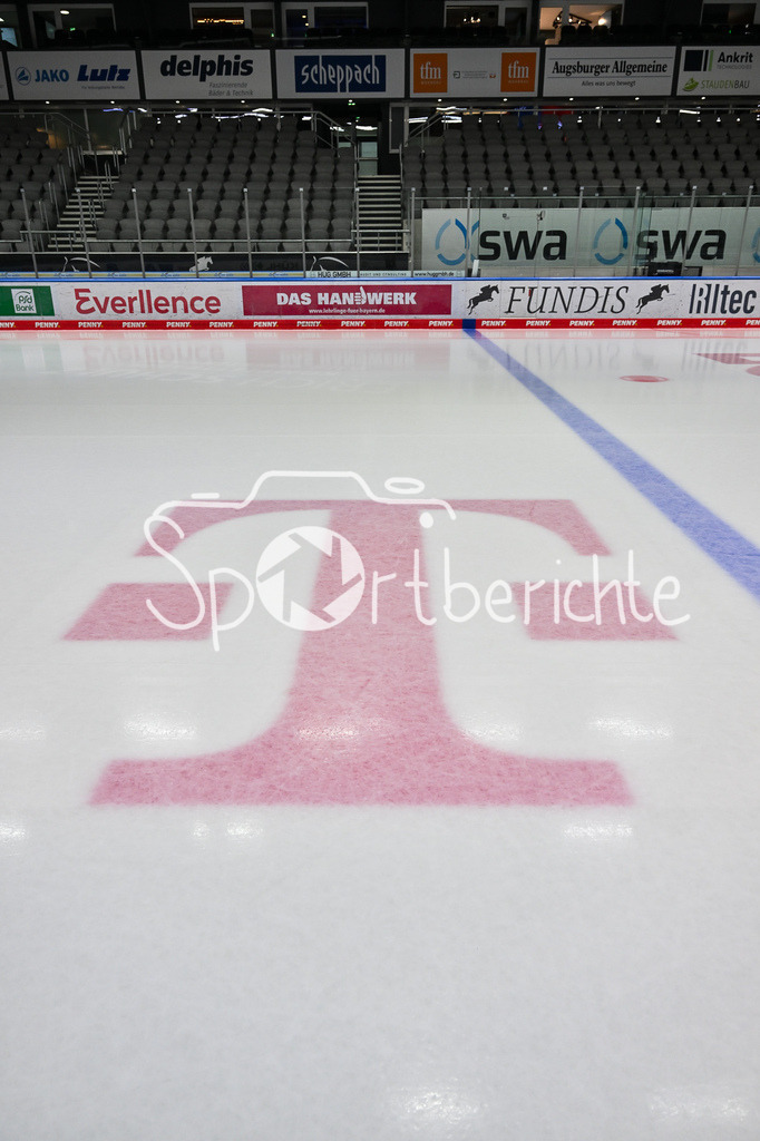 Augsburger Panther - Iserlohn Roosters | Im Bild das TELEKOM Logo an der blauen Linie im CFS in Augsburg / Symbolbild / Penny DEL: Augsburger Panther - Iserlohn Roosters; Curt Frenzel Stadion am 21.09.2025