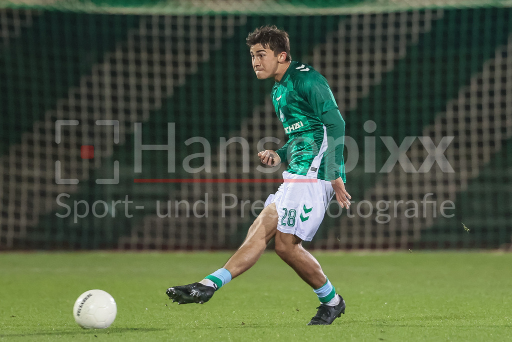 Fussball, Regionalliga Nord, SV Werder Bremen II - TSV Havelse | v.li.: Ethan Kohler (SV Werder Bremen II, 28) am Ball, Freisteller, Einzelbild, Ganzkörper, Aktion, Action, Spielszene