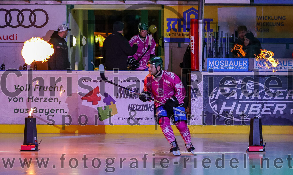 2025-10-28_007_TSV_Erding_gegen_Toelzer_Loewen | Erding, Deutschland, 28.10.2025:Eishockey, Oberliga Süd 2025 / 2026, 13. Spieltag, TSV Erding gegen Tölzer Löwen, Endergebnis: 2:5Grady Hobbs (Erding Gladiators, #22)Foto: Christian Riedel / fotografie-riedel.net