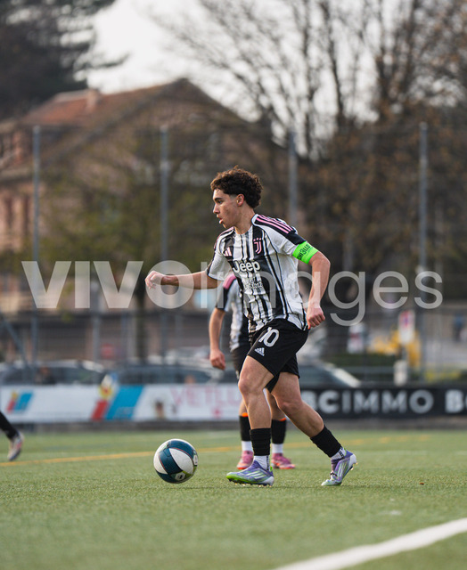 juv_lut_fmachado-0243 | Images from the Juniors B match between Juventus Academy and FC Lutry, played on 18 March 2026 in Lutry, Switzerland, featuring players, coaching staff and match action throughout the game.