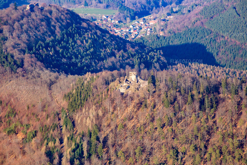 Aerial view: Chateau de Löwenstein in Wingen in the state Bas-Rhin, France. – Photo: IMG_086705.jpg taken on 03/26/2016 by Werner Riehm/FLY-FOTO.com – Resolution of the original: 5472 x 3648 px