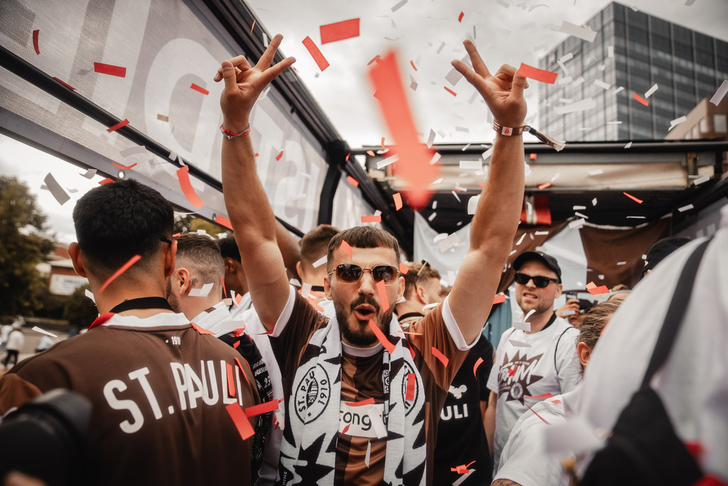 FCSP MEISTERFEIER-132 | Der offizielle Shop für FC St. Pauli Fotos. Wähle aus Spielszenen & Fanmomenten dein FCSP Wunschformat. Wir liefern Millerntor-Atmosphäre.